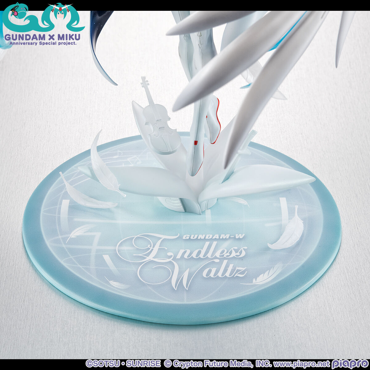 Mobile Suit Gundam 45th Anniversary x Hatsune Miku Lucrea - Hatsune Miku x Wing Gundam Zero EW