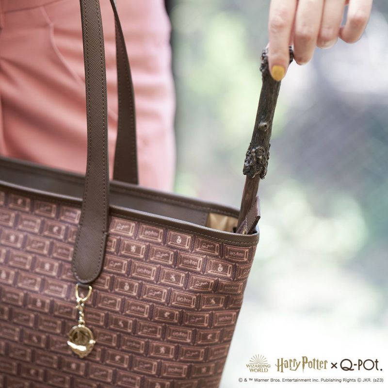 Harry Potter x Q-pot Collection - Hogwarts Chocolate Zip Tote Bag