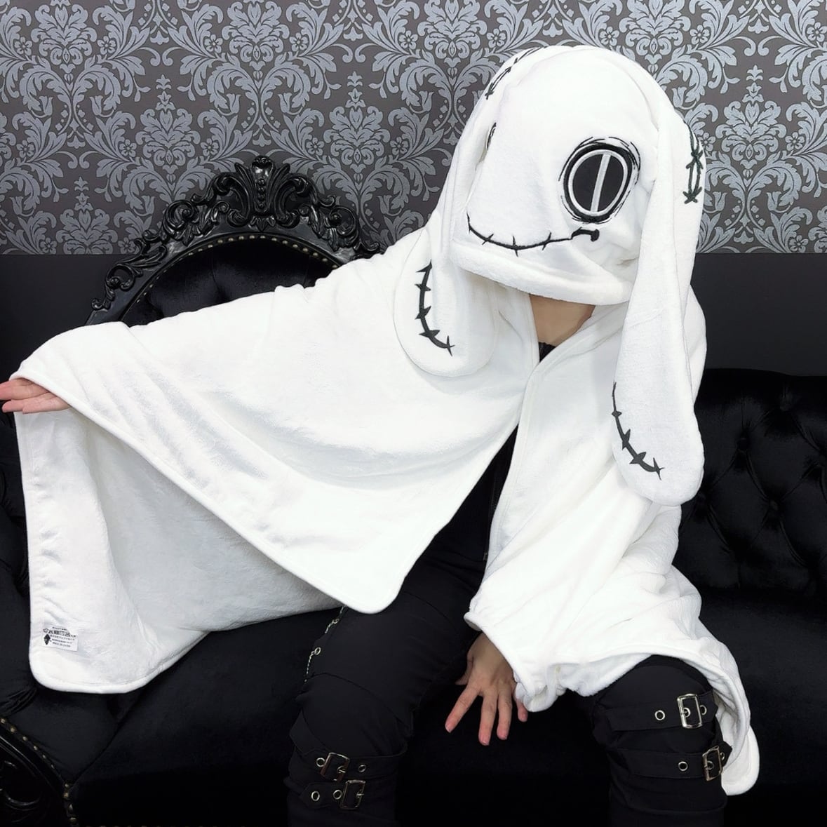 NieR Automata - Fluffy Blanket With Hood And Cushion Storage