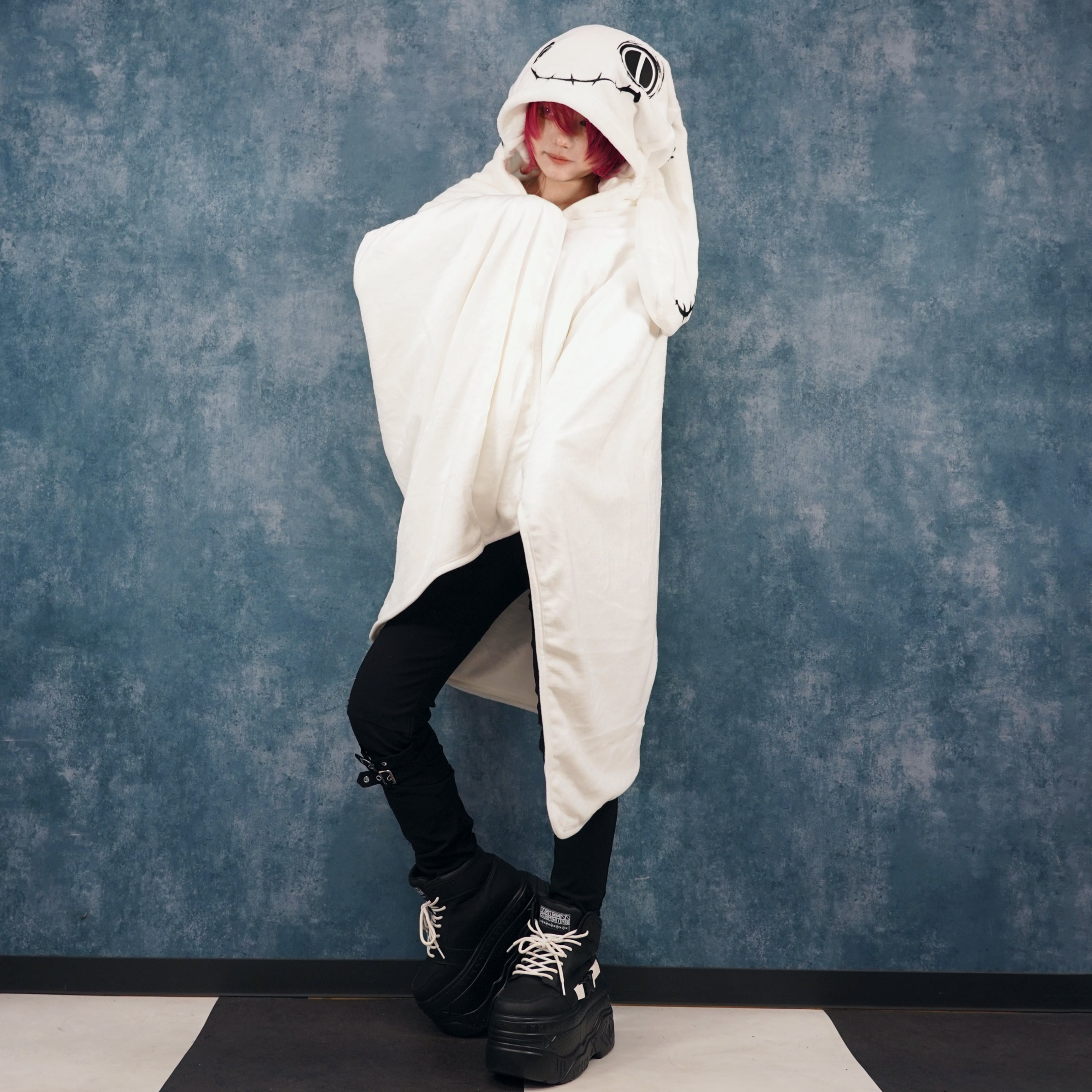 NieR Automata - Fluffy Blanket With Hood And Cushion Storage