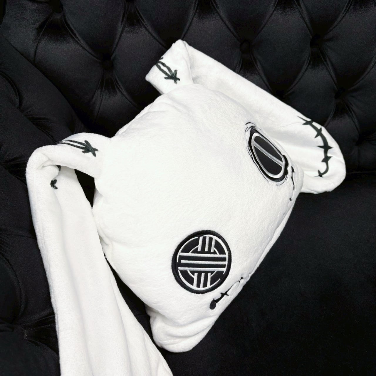 NieR Automata - Fluffy Blanket With Hood And Cushion Storage