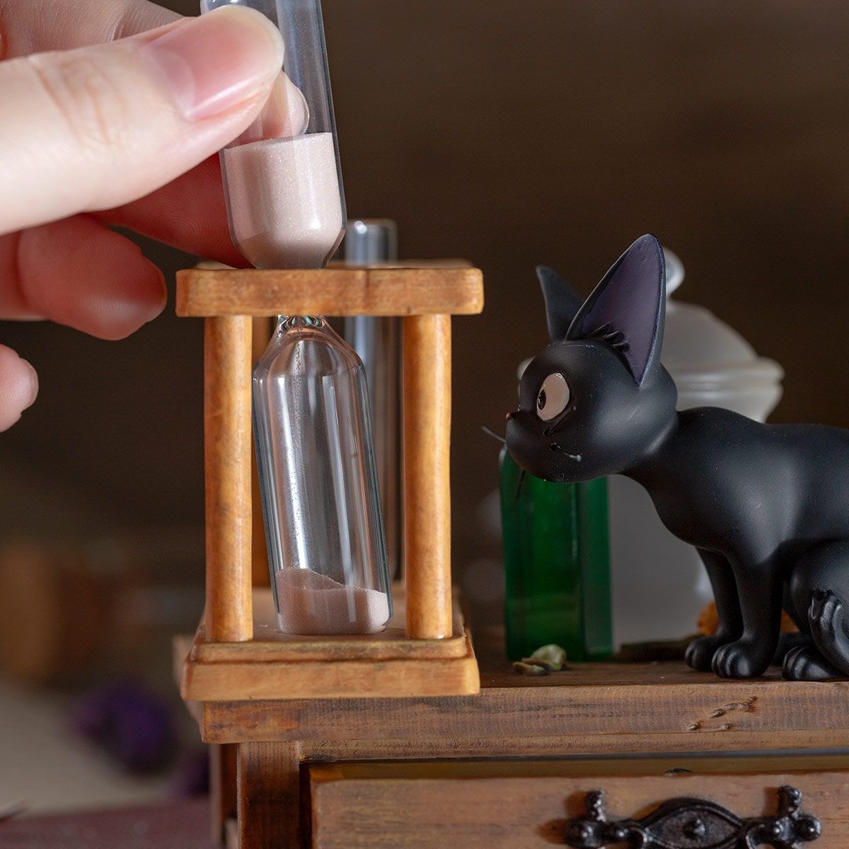 Kiki's Delivery Service - Kokiri's Laboratory Diorama Hourglass - official view 9