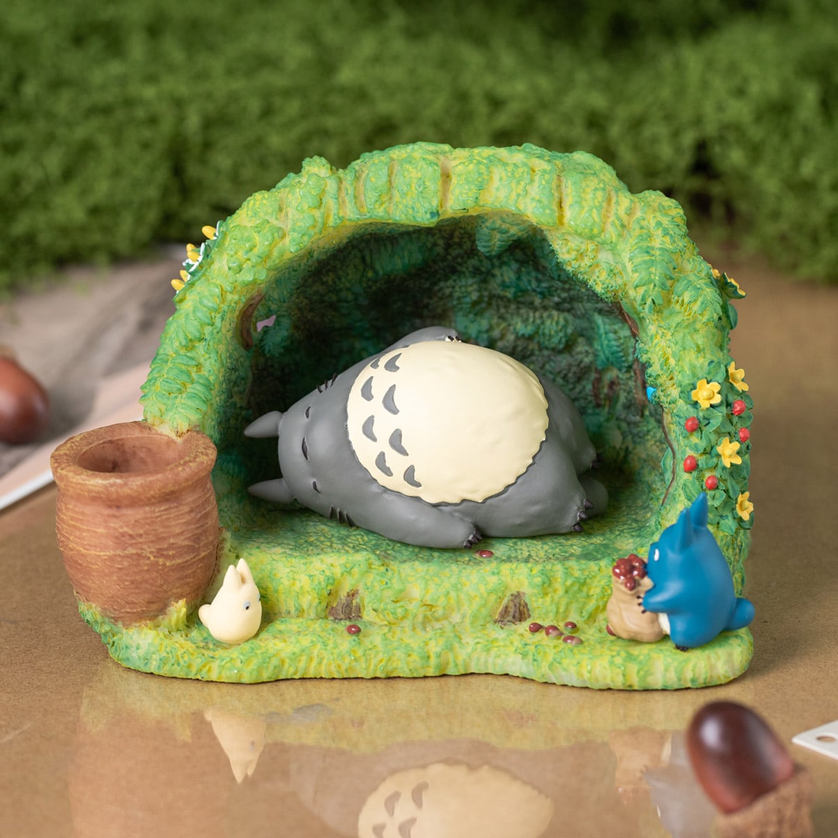 My Neighbor Totoro - Totoro's Home Diorama Pen Stand with Paperweight - official view 1