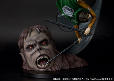 Attack on Titan Figure - Levi vs Beast Titan Ver.