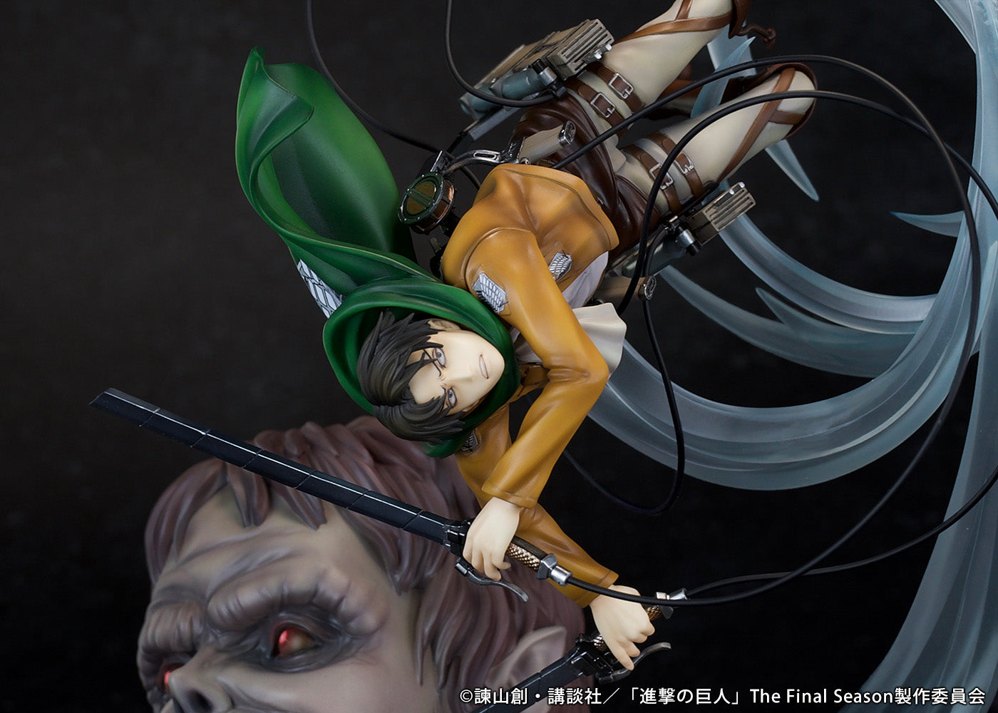 Attack on Titan Figure - Levi vs Beast Titan Ver.