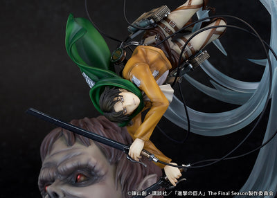 Attack on Titan Figure - Levi vs Beast Titan Ver.