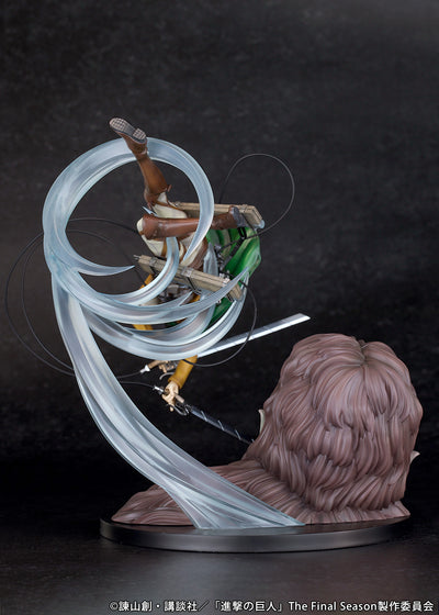 Attack on Titan Figure - Levi vs Beast Titan Ver.