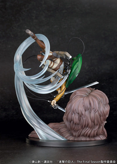 Attack on Titan Figure - Levi vs Beast Titan Ver.