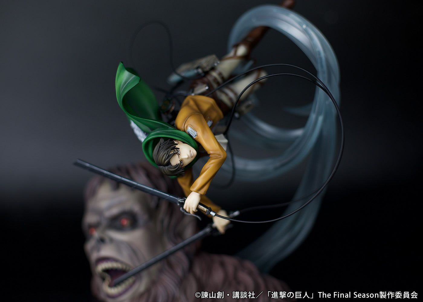 Attack on Titan Figure - Levi vs Beast Titan Ver.