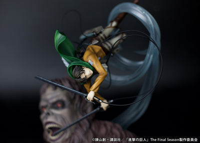 Attack on Titan Figure - Levi vs Beast Titan Ver.