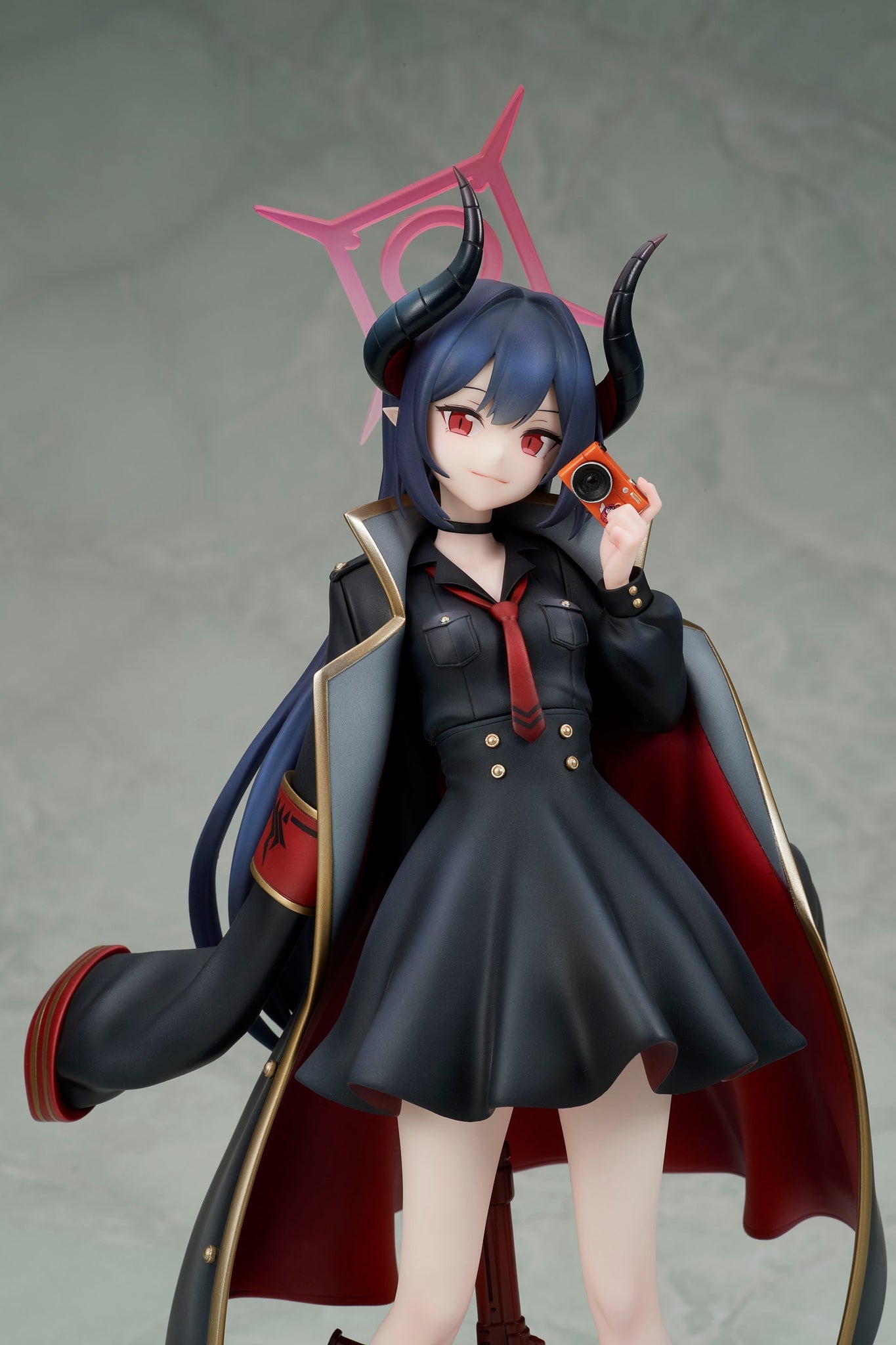 Motomiya Chiaki 1/7 dari sudut belakang, menunjukkan detail rambut dan seragam