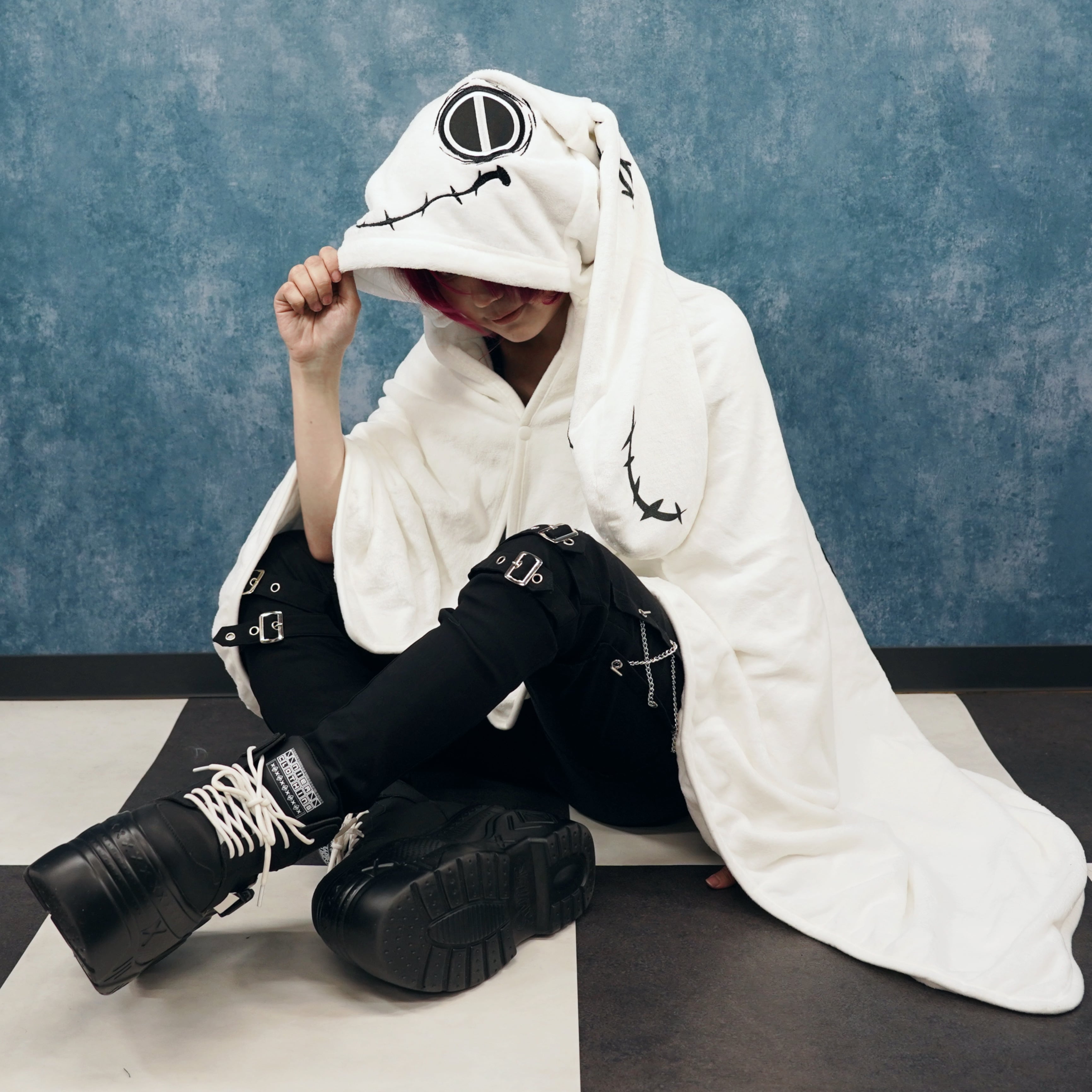 NieR Automata - Fluffy Blanket With Hood And Cushion Storage