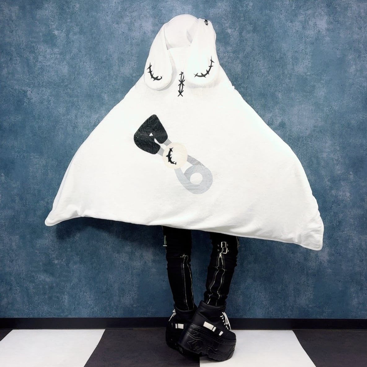 NieR Automata - Fluffy Blanket With Hood And Cushion Storage