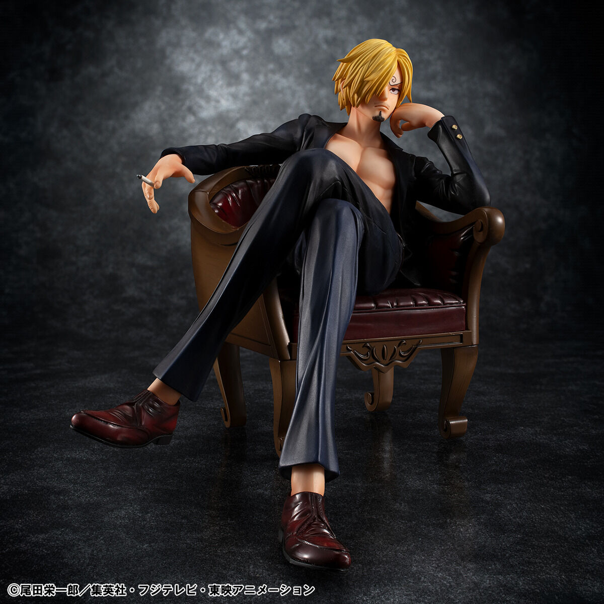 Figur Sanji dari sudut lain memperlihatkan detail jas dan kursi