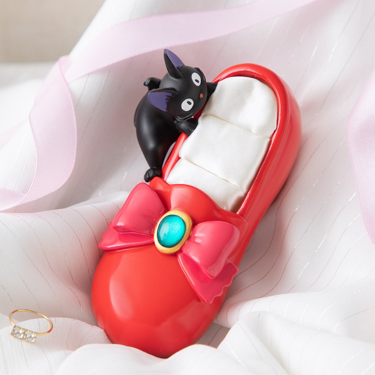 Kiki's Delivery Service Jiji Red Shoe Ring Stand - official view 1