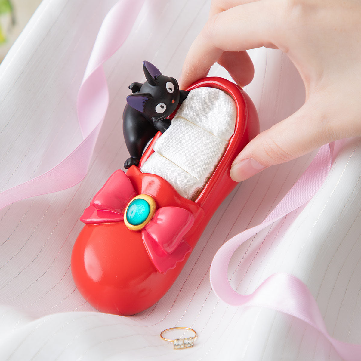 Kiki's Delivery Service Jiji Red Shoe Ring Stand - official view 5