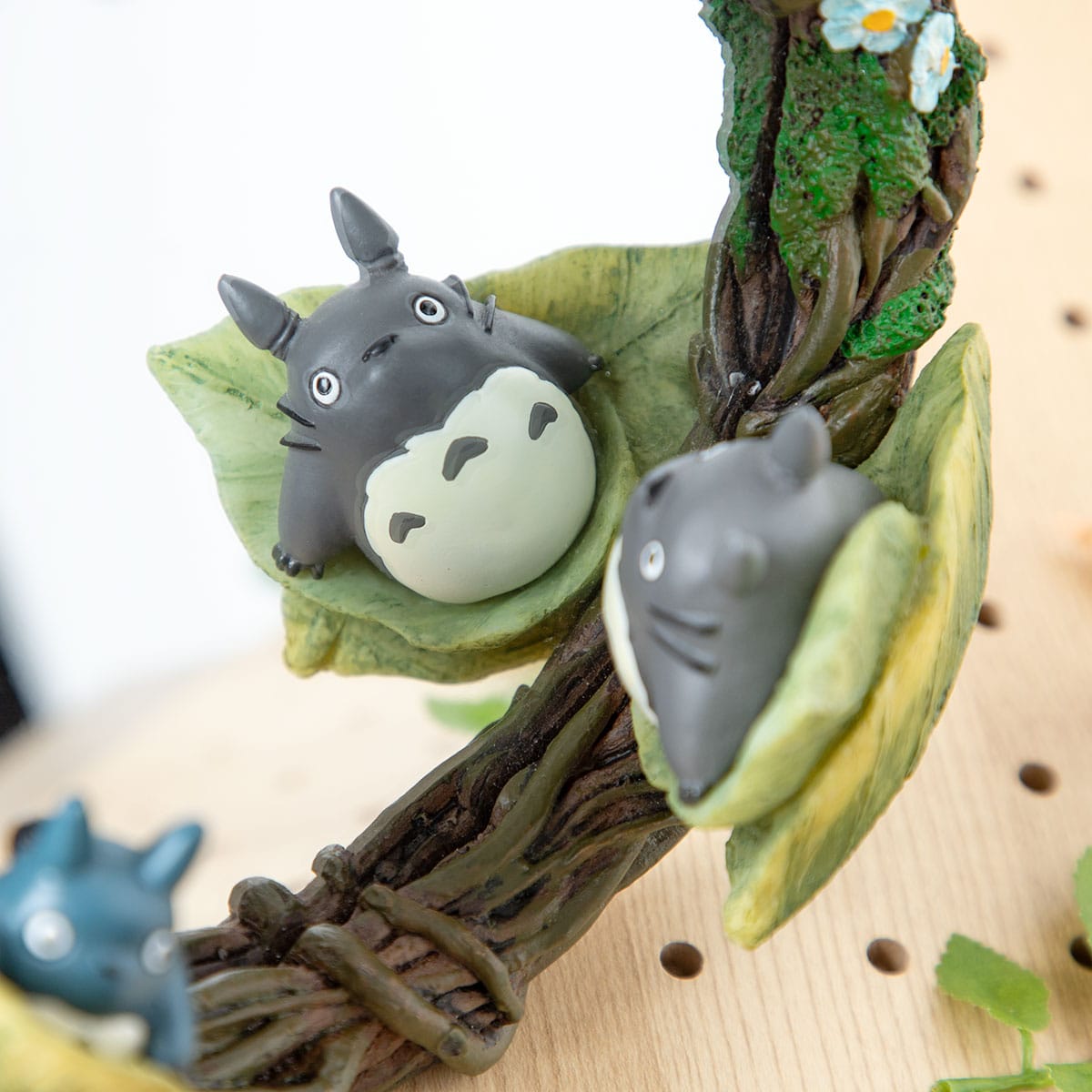 My Neighbor Totoro Hide-and-Seek Wreath Stand Mirror - official product detail view 3