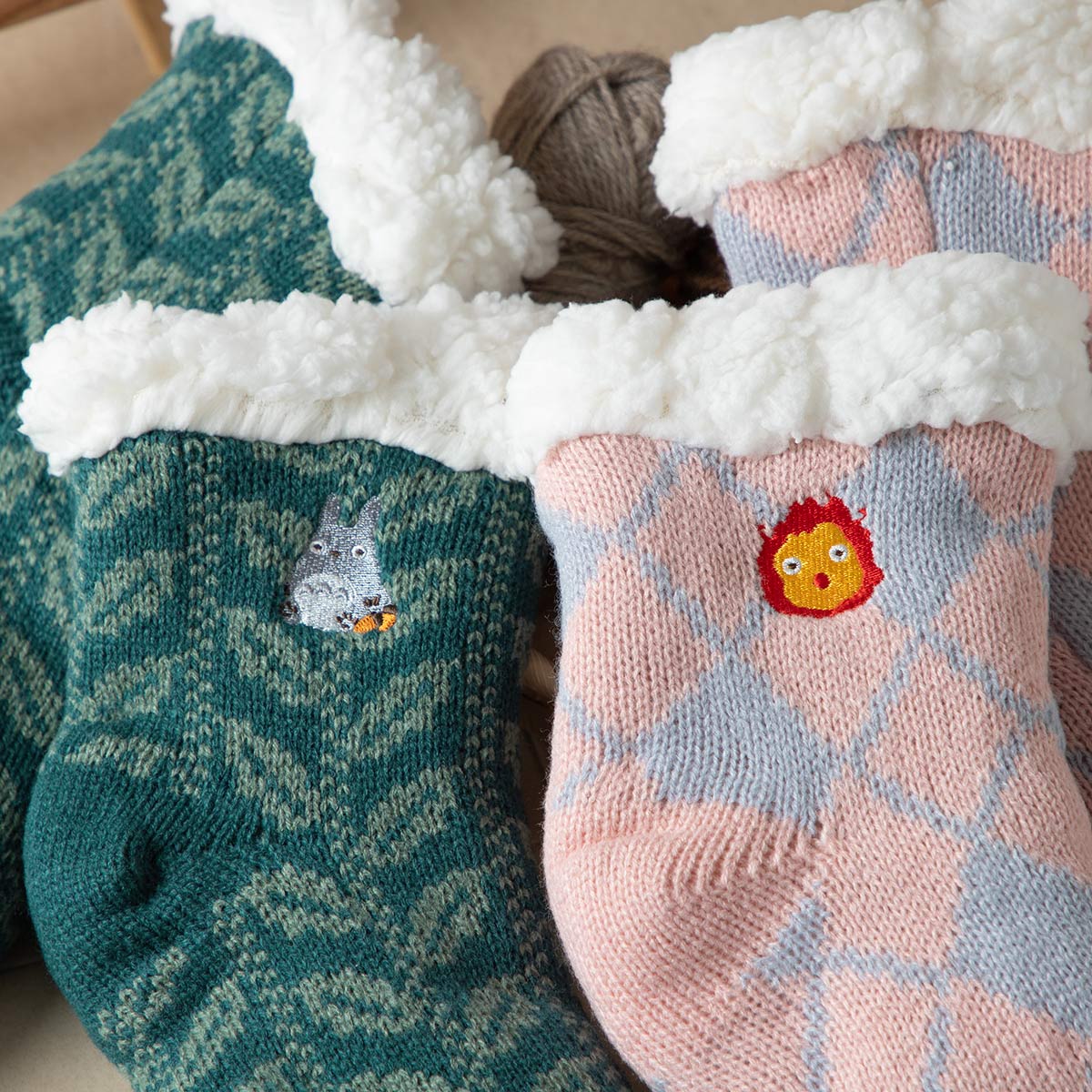 My Neighbor Totoro Leaf-Pattern Boa-Lined Room Socks 23-25 cm - official view 4