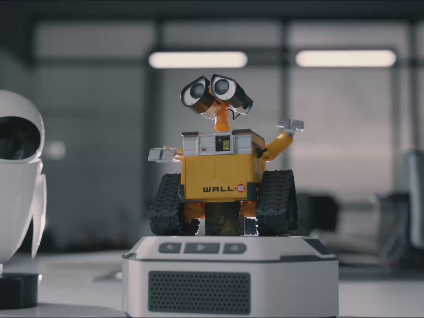 WALL-E Robosen Mini Robot - WALL-E & EVE Collector Set