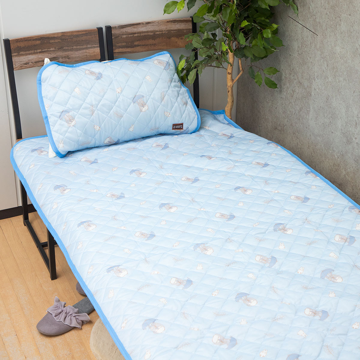 Studio Ghibli Cool-Touch Bed Pads (3 Types) - Totoro Rainy Day - official view 1